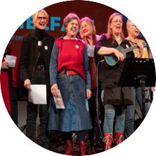 Andrea Türk und die Omas gegen Rechts | © AWO Bremerhaven/Simone Hryzyk