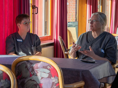 Im Interview mit der Nordseezeitung | © AWO Bremerhaven / Simone Hryzyk Die beiden Altenpflegerinnen sitzen im Interview | © AWO Bremerhaven / Simone Hryzyk