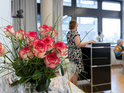 Rebekka Riss steht am Redepult | © Simone Hryzyk/AWO Bremerhaven