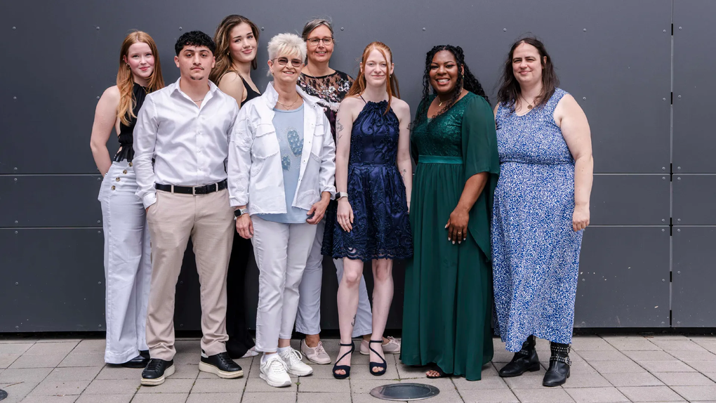 Gruppenfoto - Elf neue Pflegefachhelferinnen und Pflegefachhelfer | © © Simone Hryzyk/AWO Bremerhaven